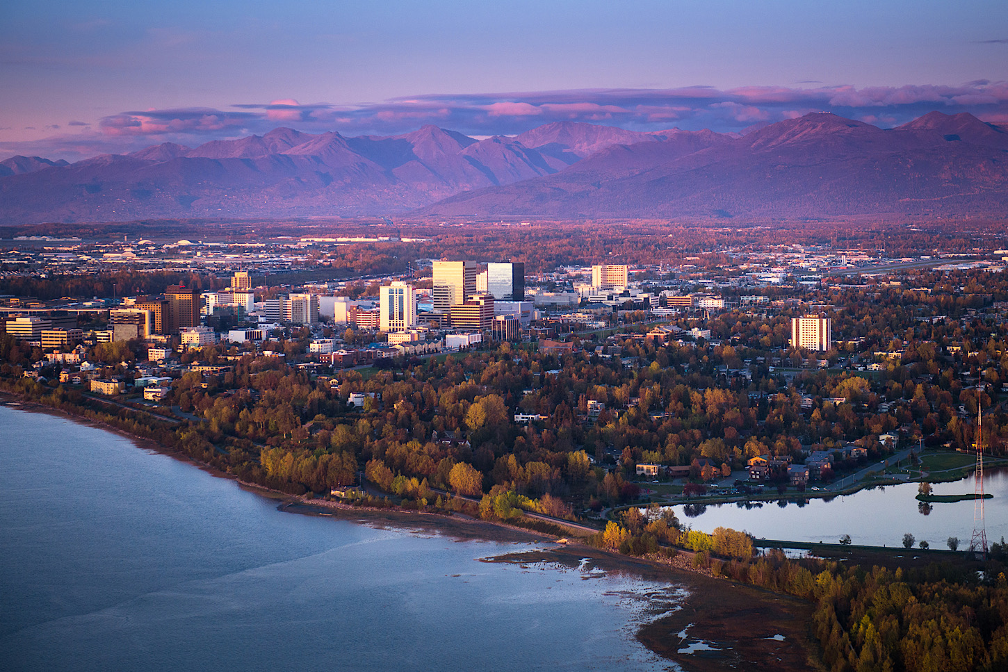 Anchorage vor den Chugach Mountains