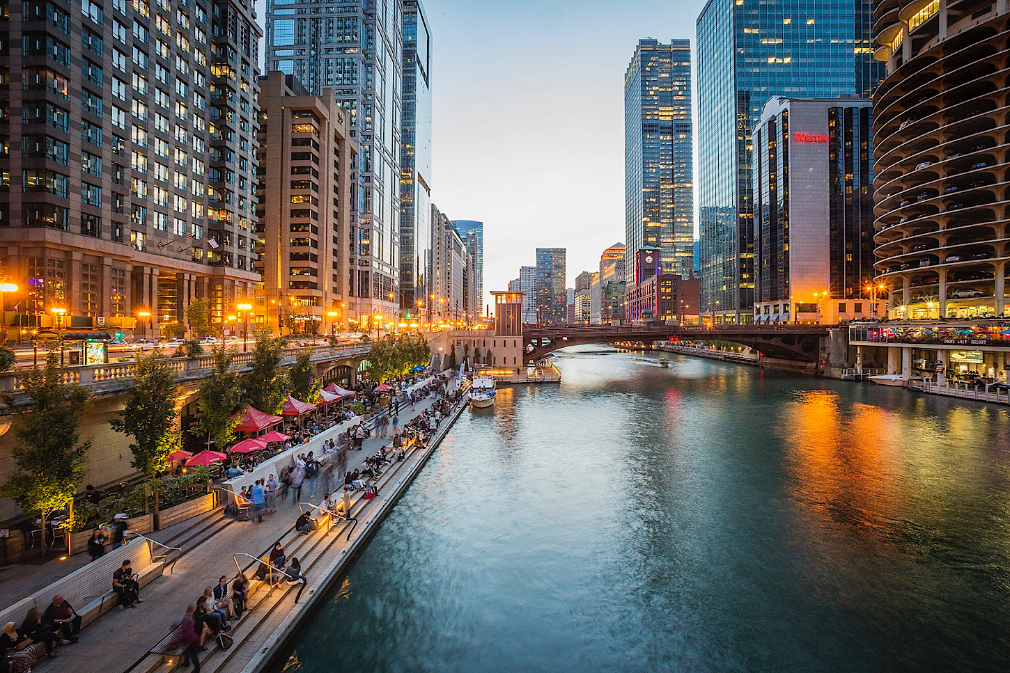 Ein Sommerabend am Chicago River