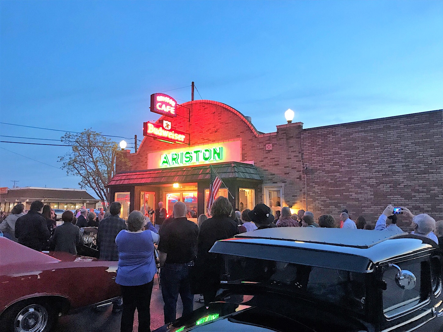 https://www.enjoyillinois.com/explore/listing/wild-cherry-spoon-co Litchfield, Ariston Cafe - Einweihung der erneuerten Neon-Schilder