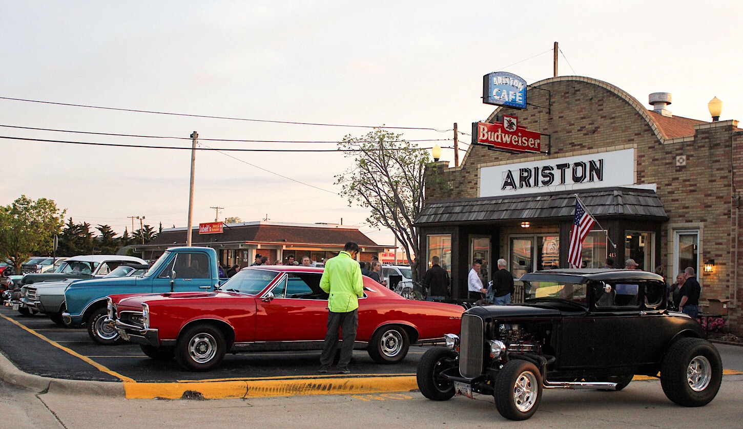 Oldtimer vor dem Ariston Cafe Oldtimer vor dem Ariston Cafe