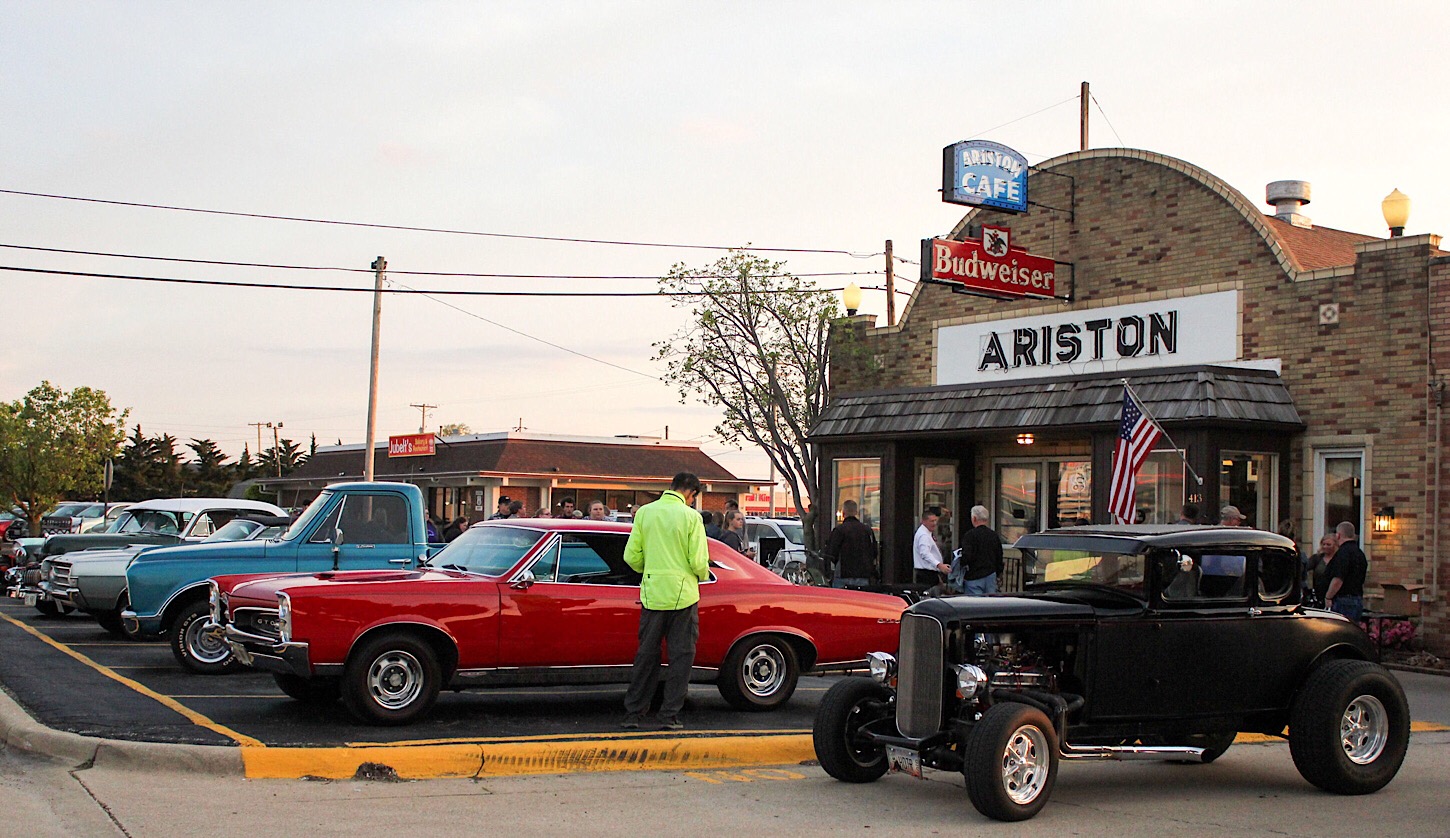 Oldtimer vor dem Ariston Cafe