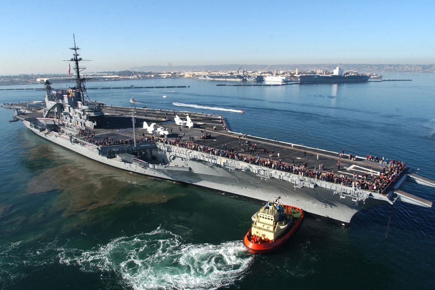 Die USS Midway auf ihrer letzten Fahrt zum San Diego Navy Pier