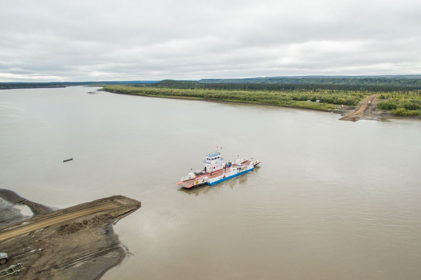 Bei Fort McPherson wird er Peel River mit einer Autofähre überquert