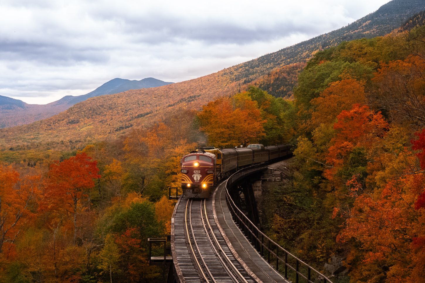 Auch mit dem Zug kann man den Indian Summer in New Hampshire erleben