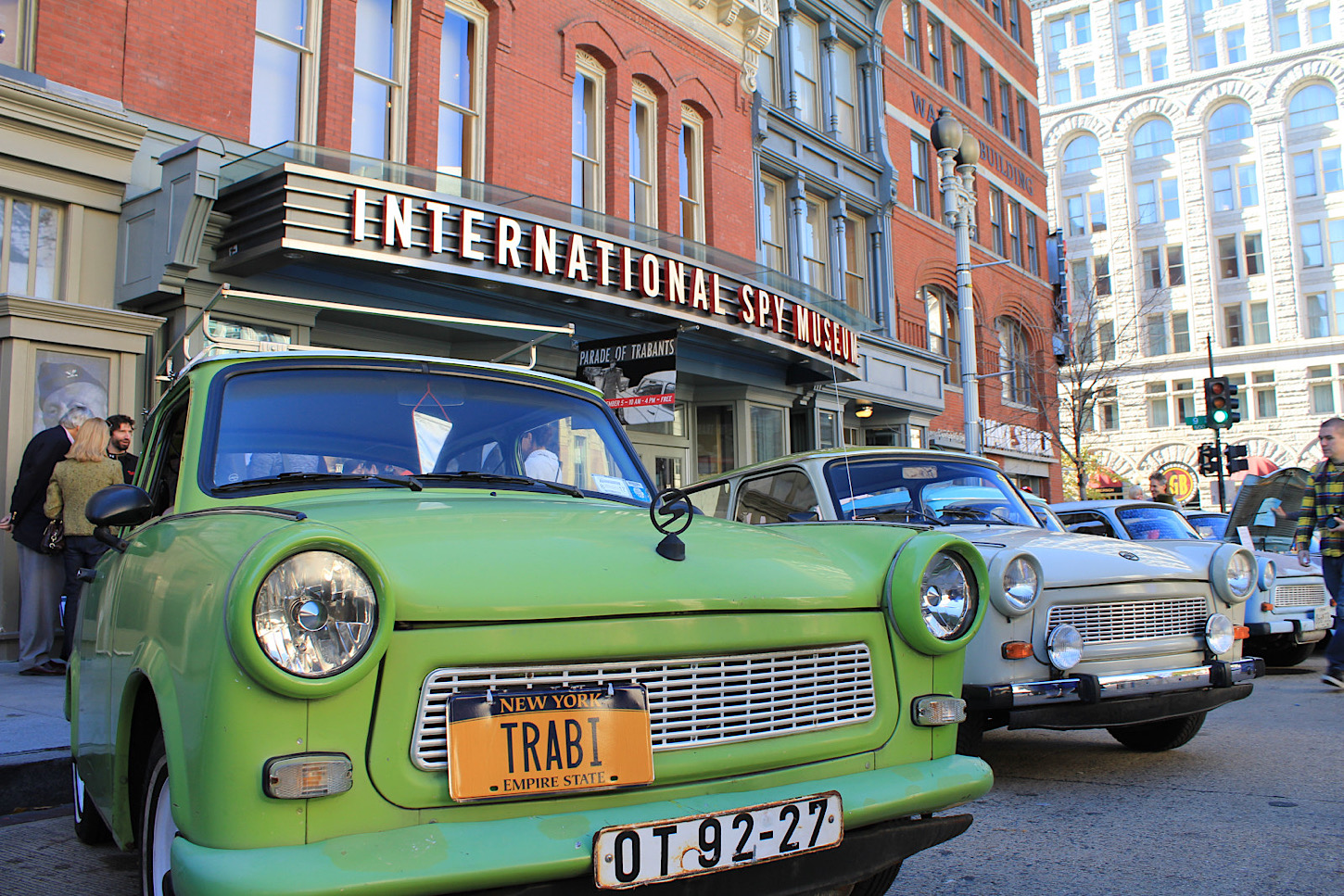 Trabants am alten Standort des Spy Mueseums