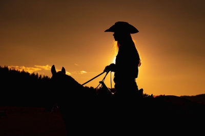 Pure Entschleunigung - auf dem Pferd in den Sonnenuntergang reiten