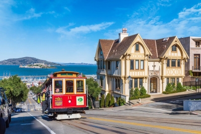 Cable Car in San Francisco - im Hintergrund die Gefängnisinsel Alcatraz