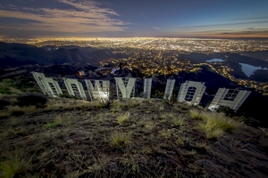 Das Hollywood-Sign in der Dämmerung mit Blick auf Los Angeles