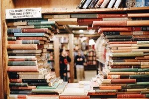 Buchfenster in einer Bibliothek in Los Angeles