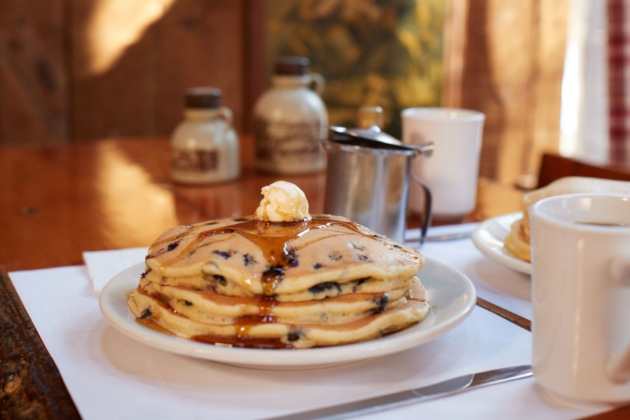 Einfach lecker: Pancakes mit Ahornsirup