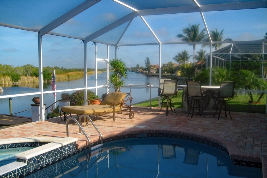 Typischer Anblick in Cape Coral: Lanai mit Blick auf den Kanal