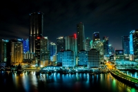Die Skyline von Miami bei Nacht