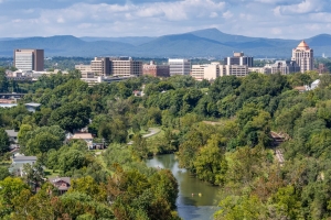 Die Skyline von Roanoke mit dem Roanoke River