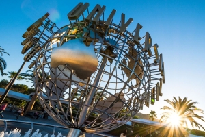 Der Eingang zu den Universal Studios Hollywood mit dem bekannten Globus