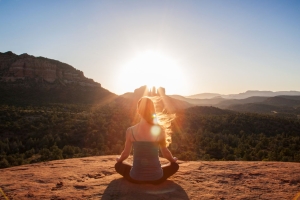 Meditieren auf den roten Felsen bei Sedona