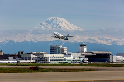 Seattle-Tacoma Airport mit dem Mount Rainier im Hintergrund (Airline-Code SEA)